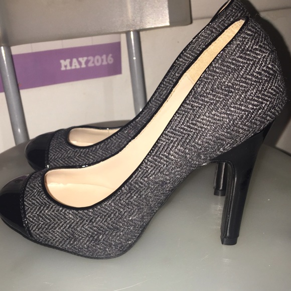 Gray/Black Heels - Picture 4 of 5