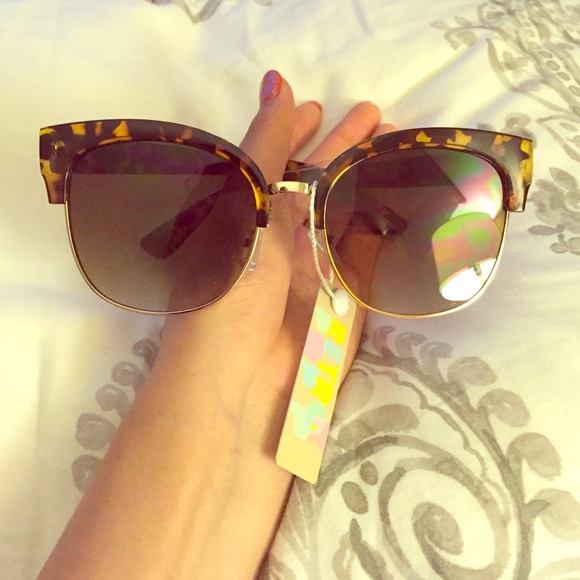 New in packaging tortoise shell cat eye sunnies!