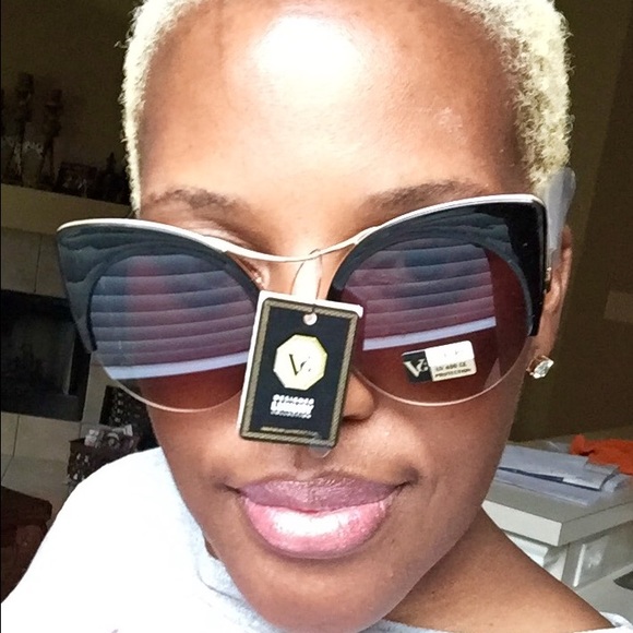 Cat Eye shades... Blk/smoked lenses/gold accent.