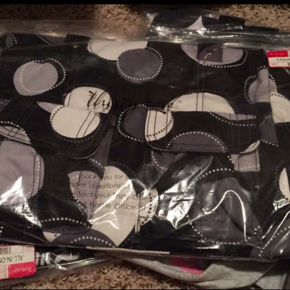 THIRTY ONE: casual cargo purse "black happy dot"
