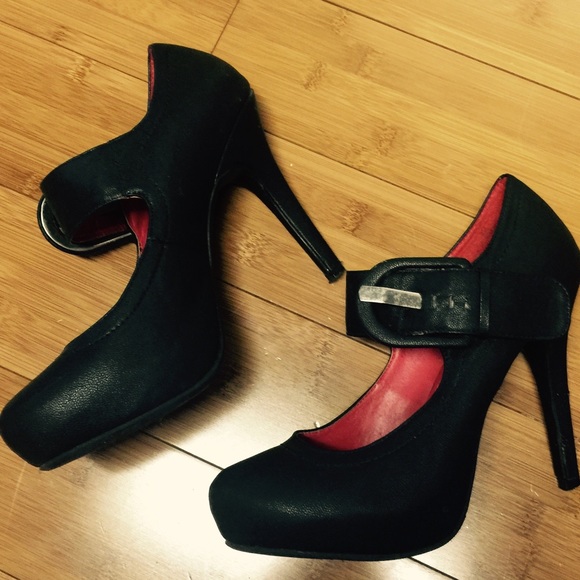 Black platform heel with strap
