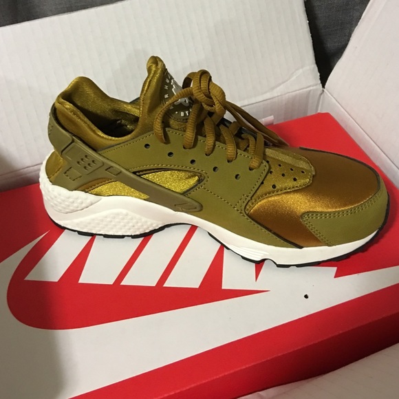Nike Shoes - NWT‼️ Bronzine Nike Air Huarache
