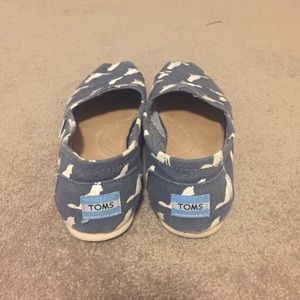 TOMS originals in fox print - 8.5