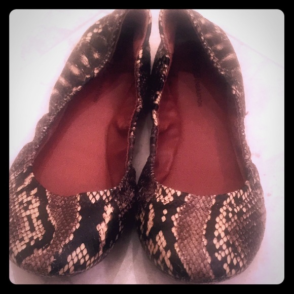 *MAKE ME AN OFFER* on awesome BCBG flats!