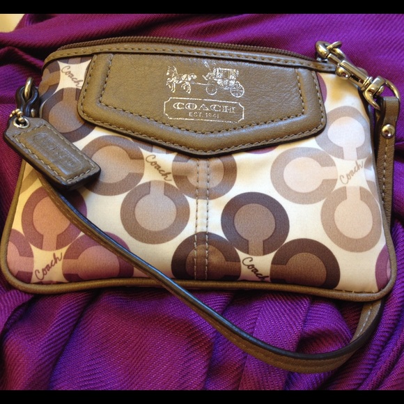 ✨ Coach Wristlet ✨