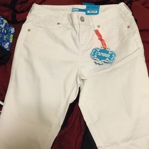 White skinny jegging