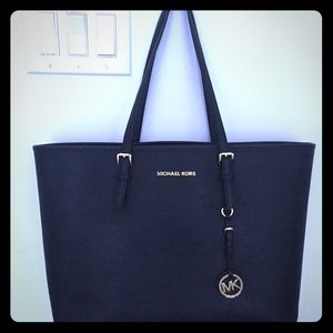 Black bag , Authentic Michle cors, great bag,