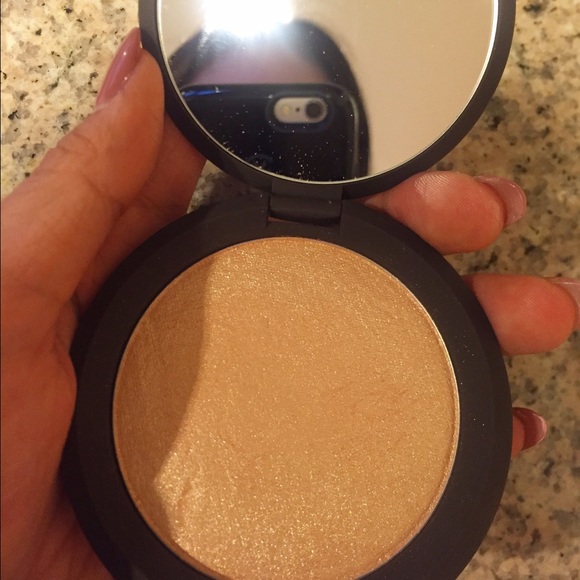 BECCA Champagne Pop