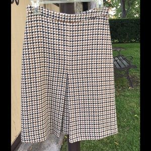 BARNEYS NEW YORK gorgeous skirt, SIZE 4