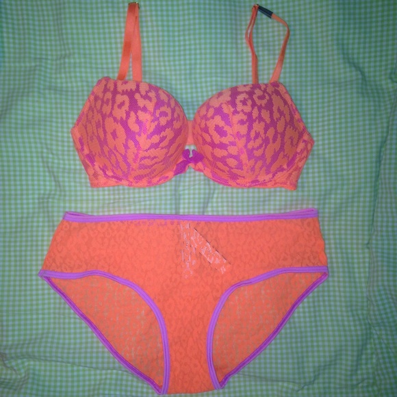 NWT VS MATCHING BRA AND PANTY - Picture 1 of 3
