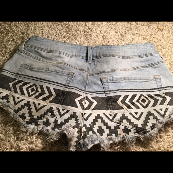Bullhead tribal Jean shorts - Picture 3 of 3