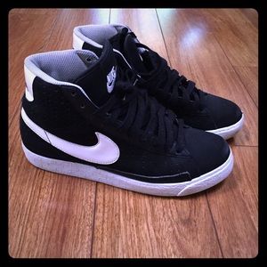 Size 5Y (7women) Black Nike High-Tops