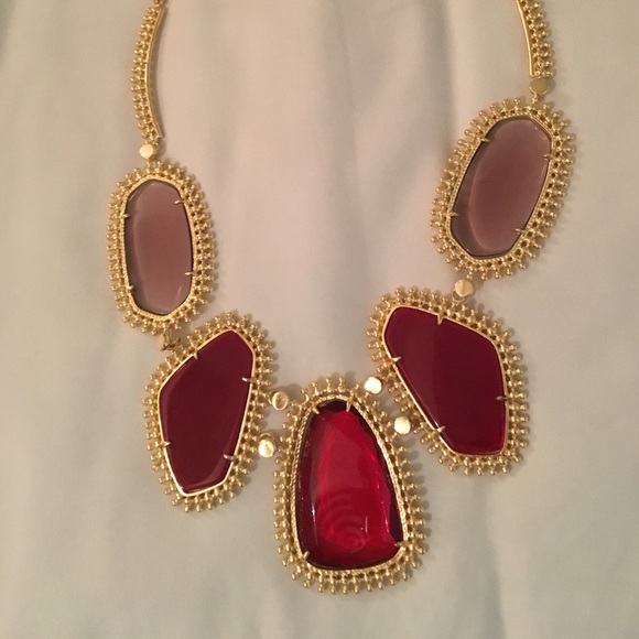 Kendra Scott necklace