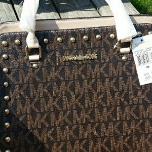 Bundle for brown bag and black boots