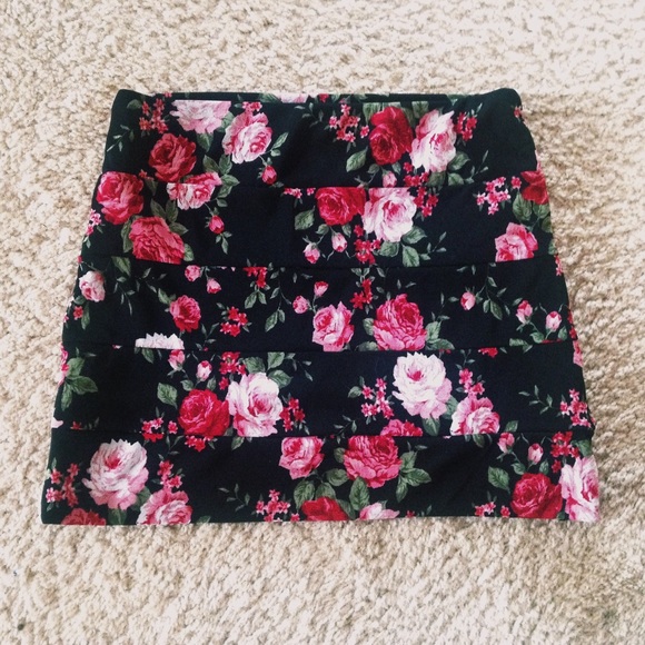 🌸 FLORAL PENCIL SKIRT🌸 size medium/ Love Culture