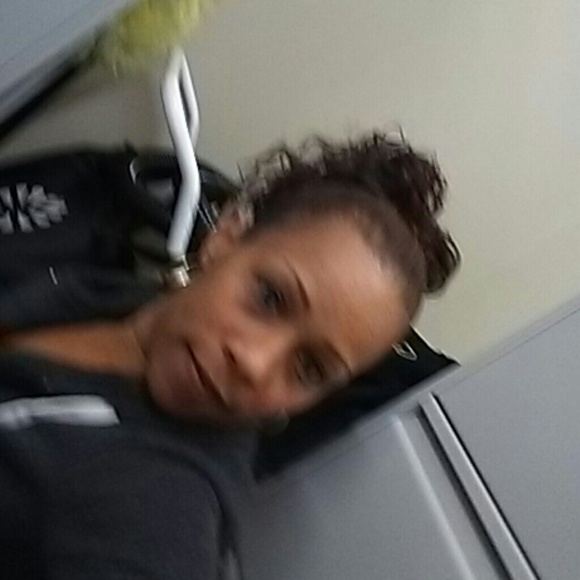 Meet your Posher, Cynthia - Picture 1 of 1