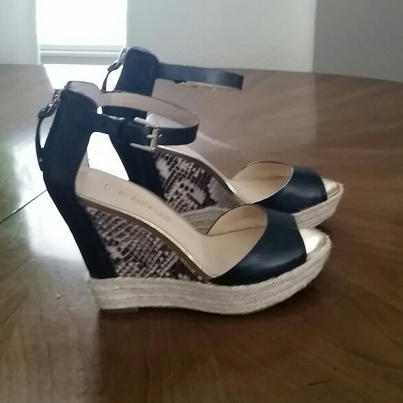 Like new really cute black wedges