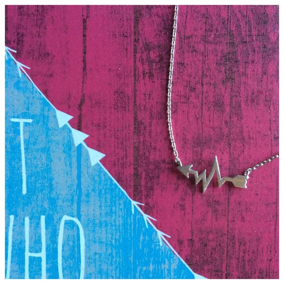 ❗️LAST ONE❗️Adorable Jagged Arrow Necklace - Picture 2 of 4