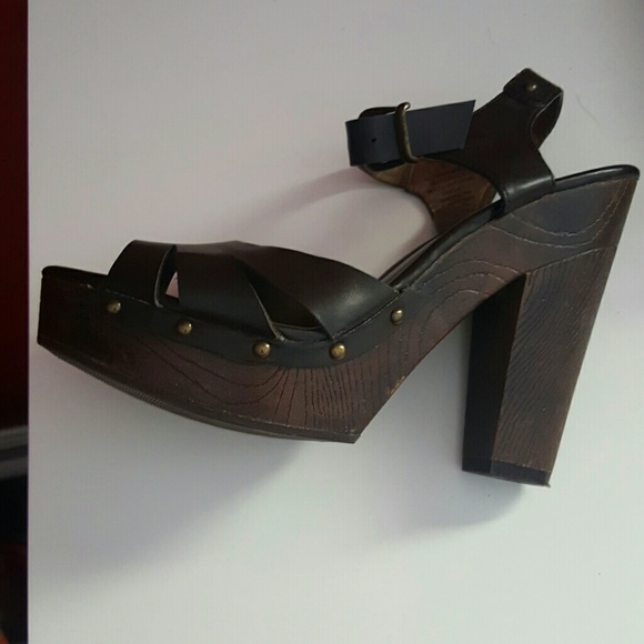 High Heel - Picture 2 of 2