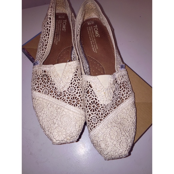 TOMS classic neutral crochet