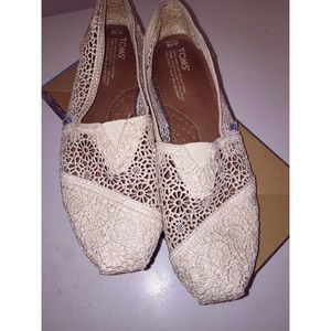 TOMS classic neutral crochet