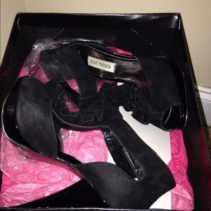 Steve Madden Fiestaa black suede size 8.5