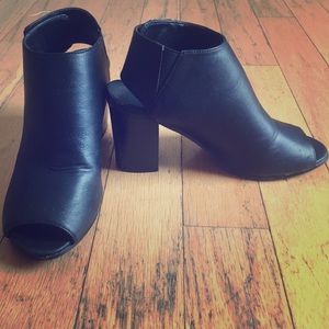Open-toed black healed shoes