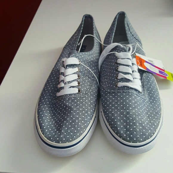 TENNIS SHOES