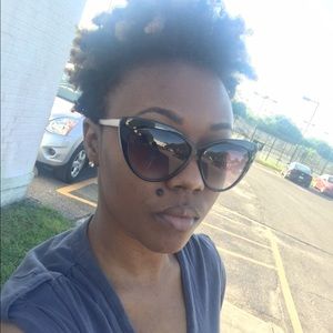 Meet your Posher, Raquel