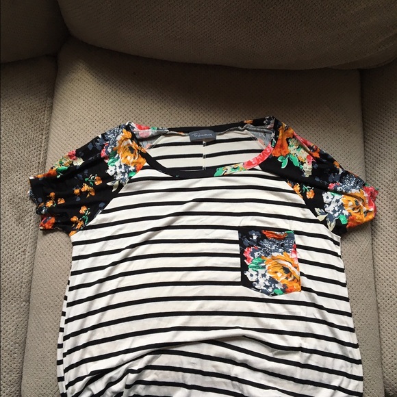 🌺 (LAST ONE) Floral print sleeve tunic - Picture 2 of 4