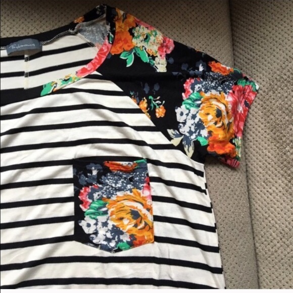 🌺 (LAST ONE) Floral print sleeve tunic - Picture 4 of 4