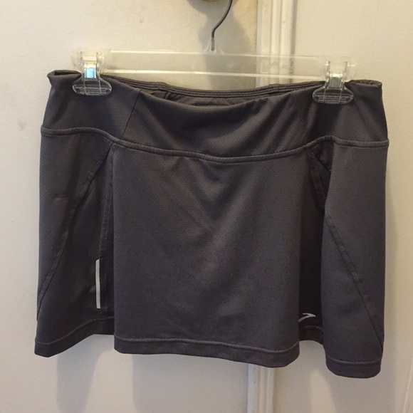 Brooks Equilibrium running skort size M