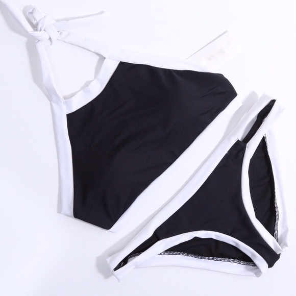 ️SOLD OUT☀️Black & White Bikini - Picture 3 of 4