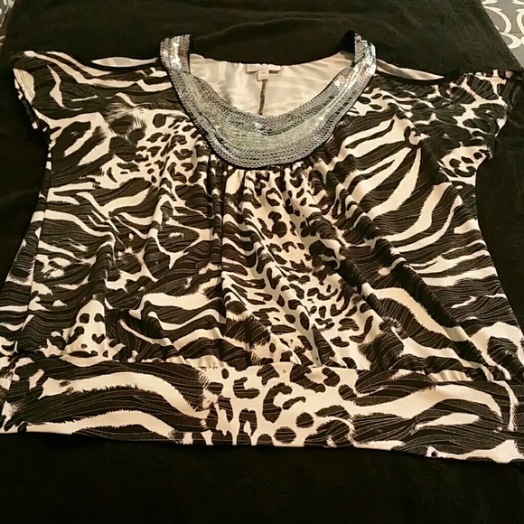 Dressy shirt with cut-out sleeves and sequined top