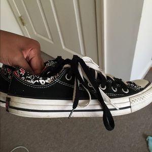 Double tongue Converse