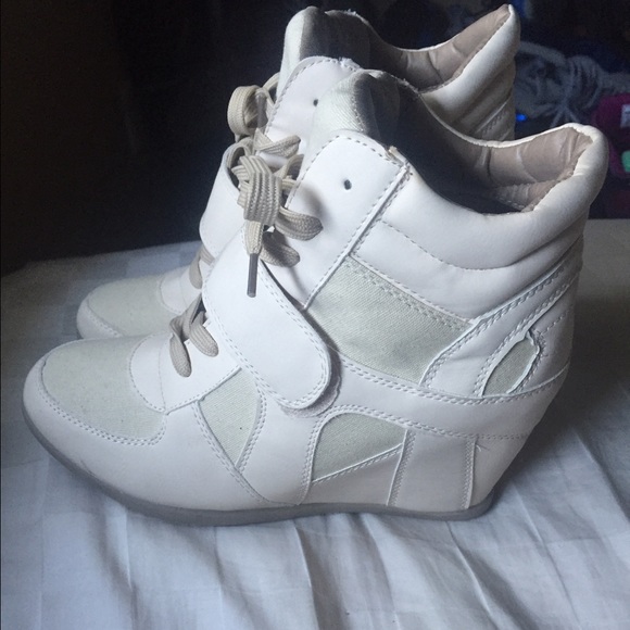 ❌SOLD❌Cream/Tan sneaker wedge. Womens size 9