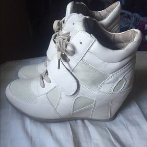 ❌SOLD❌Cream/Tan sneaker wedge. Womens size 9