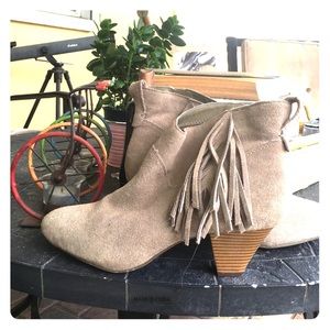 Country pumps from AE