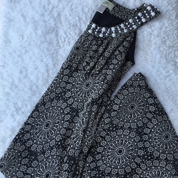 Flowy summer dress with beading at neck