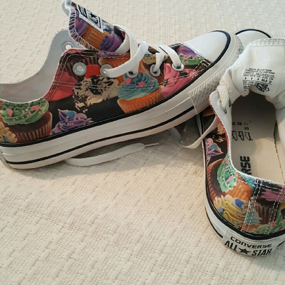 Converse cupcake