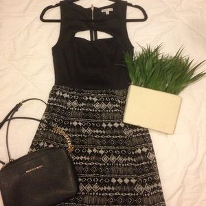 🍷 AZTEC, B&W Dress w/ Peek-a-boo zippered back