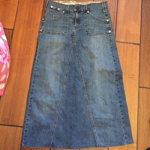 Levi's size 8 long jean skirt excellent cond.