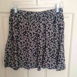 ✨ ADORABLE FLORAL/DAISY SKIRT ✨