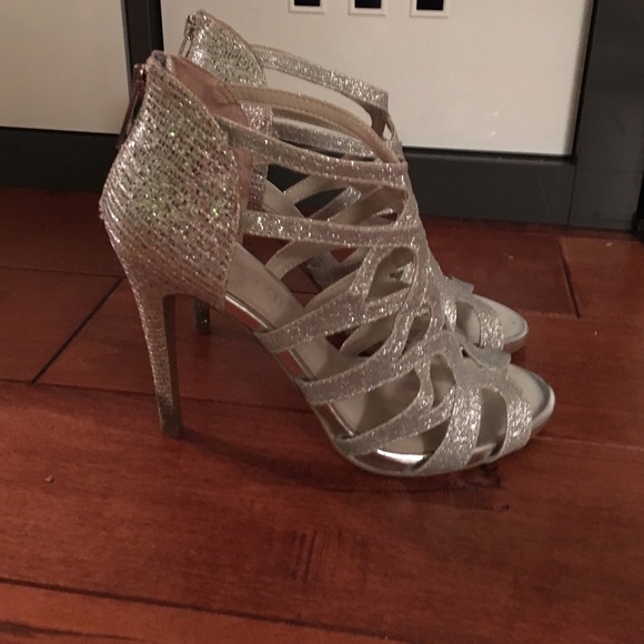 Silver heels - Picture 2 of 3