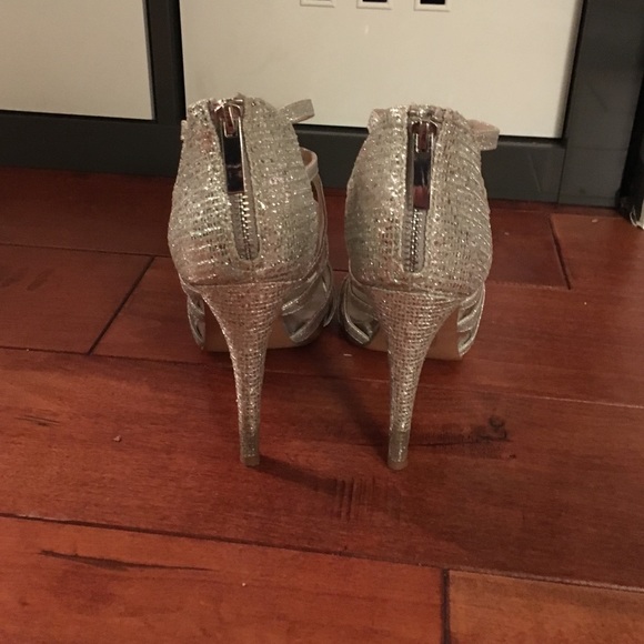 Silver heels - Picture 3 of 3