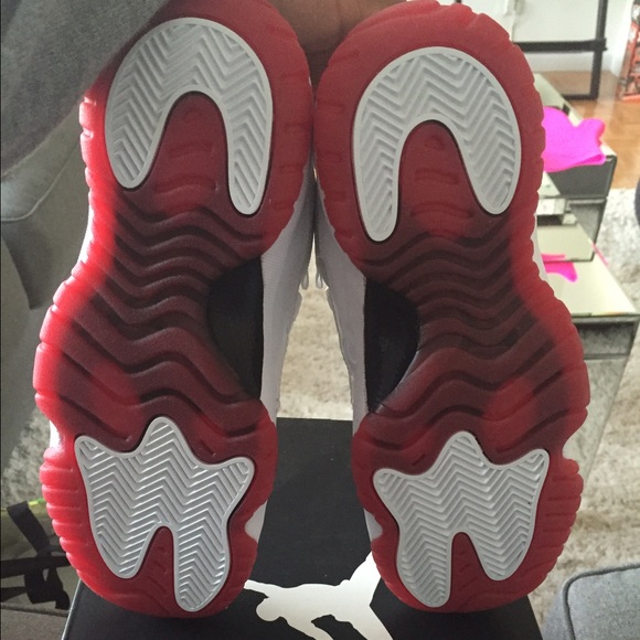 Jordan 11s low-white and red-size 4.5 youth. NEW - Picture 4 of 4