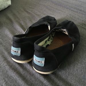 Women's 7.5 black toms