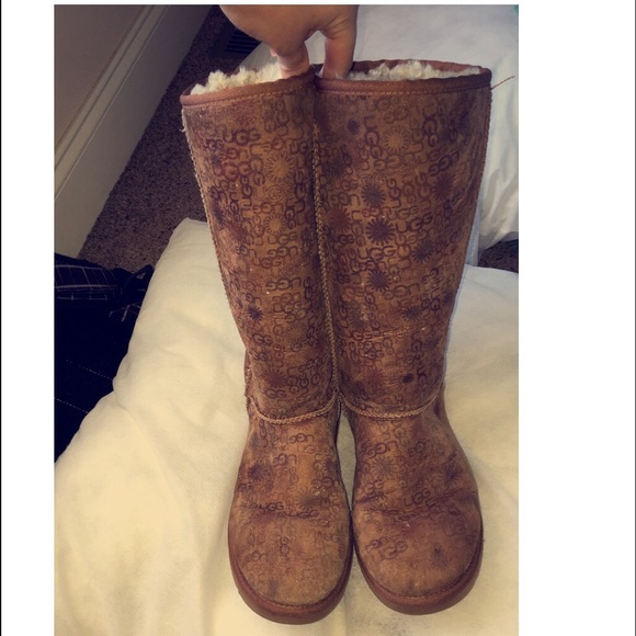 UGG snow boots size 8W.