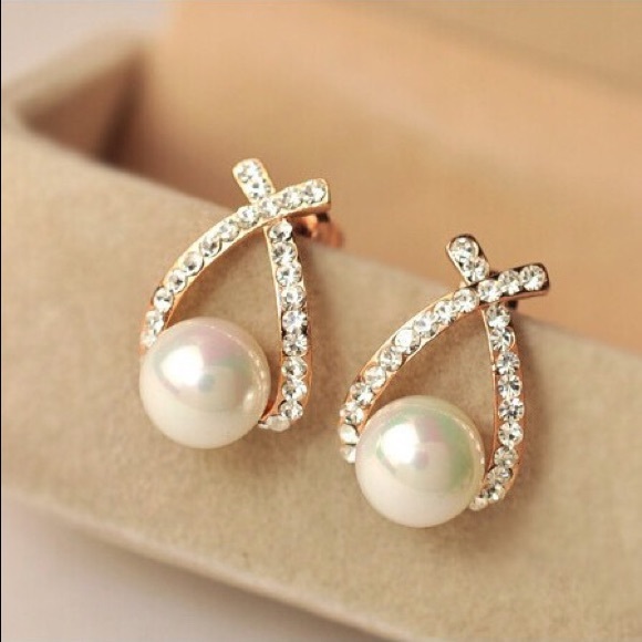 Elegant Pearl Earrings gift set.
