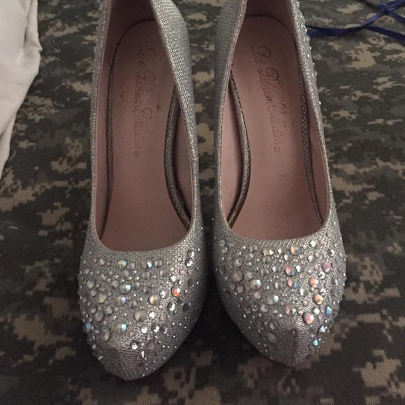 Beautiful sparkly heels - Picture 1 of 4